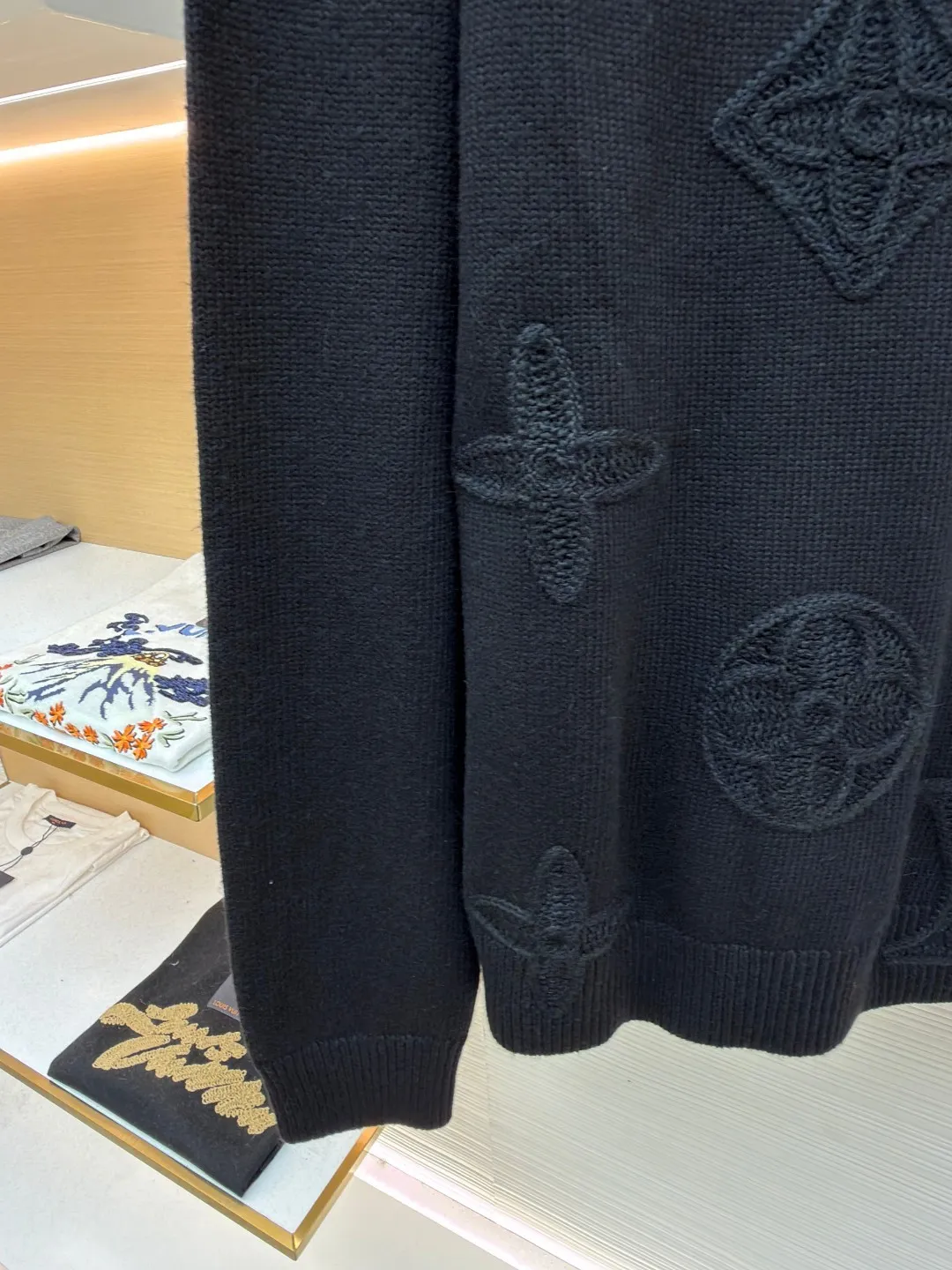 LOUIS VUITTON SKI ski series knitted hollow jacquard sweater ●Original version: purchased and developed by 27989 ●Item number: 1681815-B00 ●Fabric: wool blended fabric ●Technology: knitted jacquard production ●Color: black ●Version: fitted version ●Weight: about 665 grams ●Size: S-M-L-XL ●Description: Made of high-count worsted wool blended fabric, with fine plain stitch as the base, the brand's iconic elements Monogram four-leaf flower, diamond pattern, and LV letter logo are presented through three-dimensional jacquard technology. They are all raised in the same color texture. The texture is full and soft to the touch, taking into account low-key texture and brand recognition. The collar, cuffs and hem are ribbed, and the elastic knitted structure ensures fit and durability. The body is slightly loosely cut, and the jacquard texture is evenly distributed without excess threads. The overall craftsmanship reflects the fine workmanship and high-end texture of luxury knitted items. The overall wiring is straight and delicate, the fabric is comfortable and soft, and the color is consistent without color difference. It can be matched with the same style to create a fashionable look and control various occasions. Customized accessories, complete with three standards, same style for men and women!